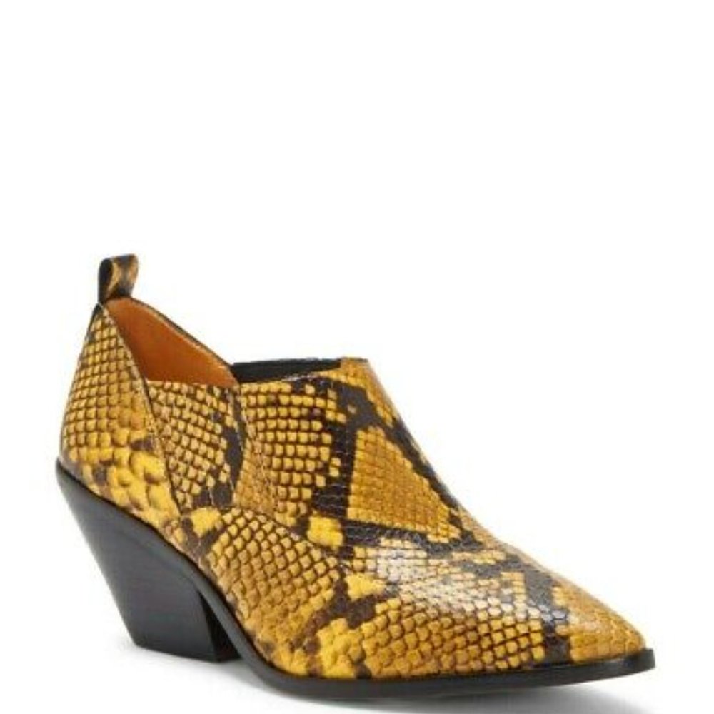 🎉2xHP- Best in Shoes🎉 Vince Camuto Jetera Size 7M